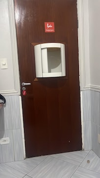 Porta com acessório de motel, quando na descrição diz ser hotel.