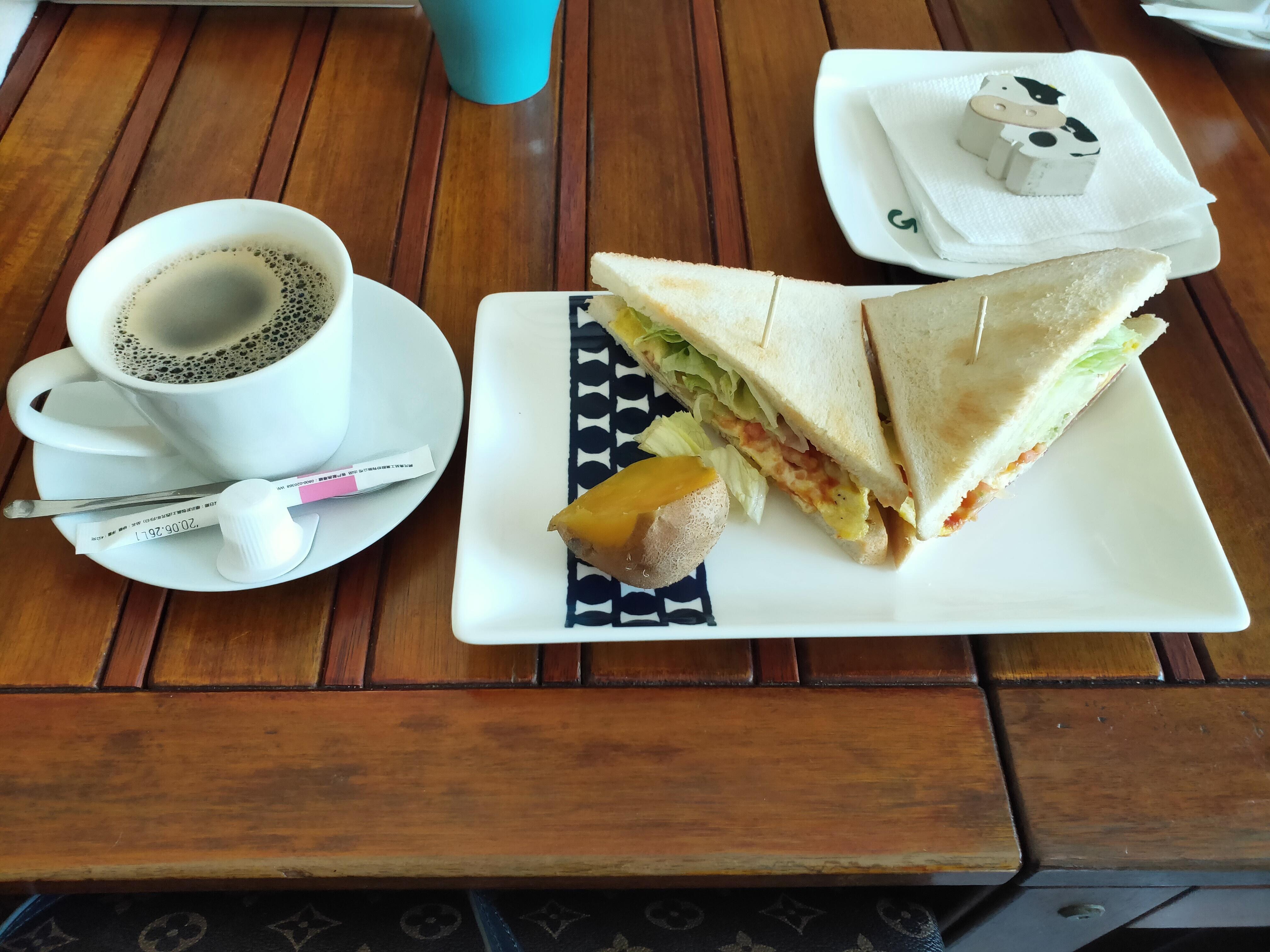 營養美味的早餐，還有水果喔