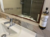 Spejl på badeværelse