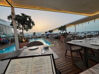 göttliche Dachterrasse mit Pool