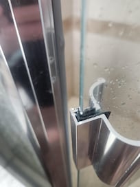Shower door had no magnet so it wouldn't stay closed so water went everywhere
