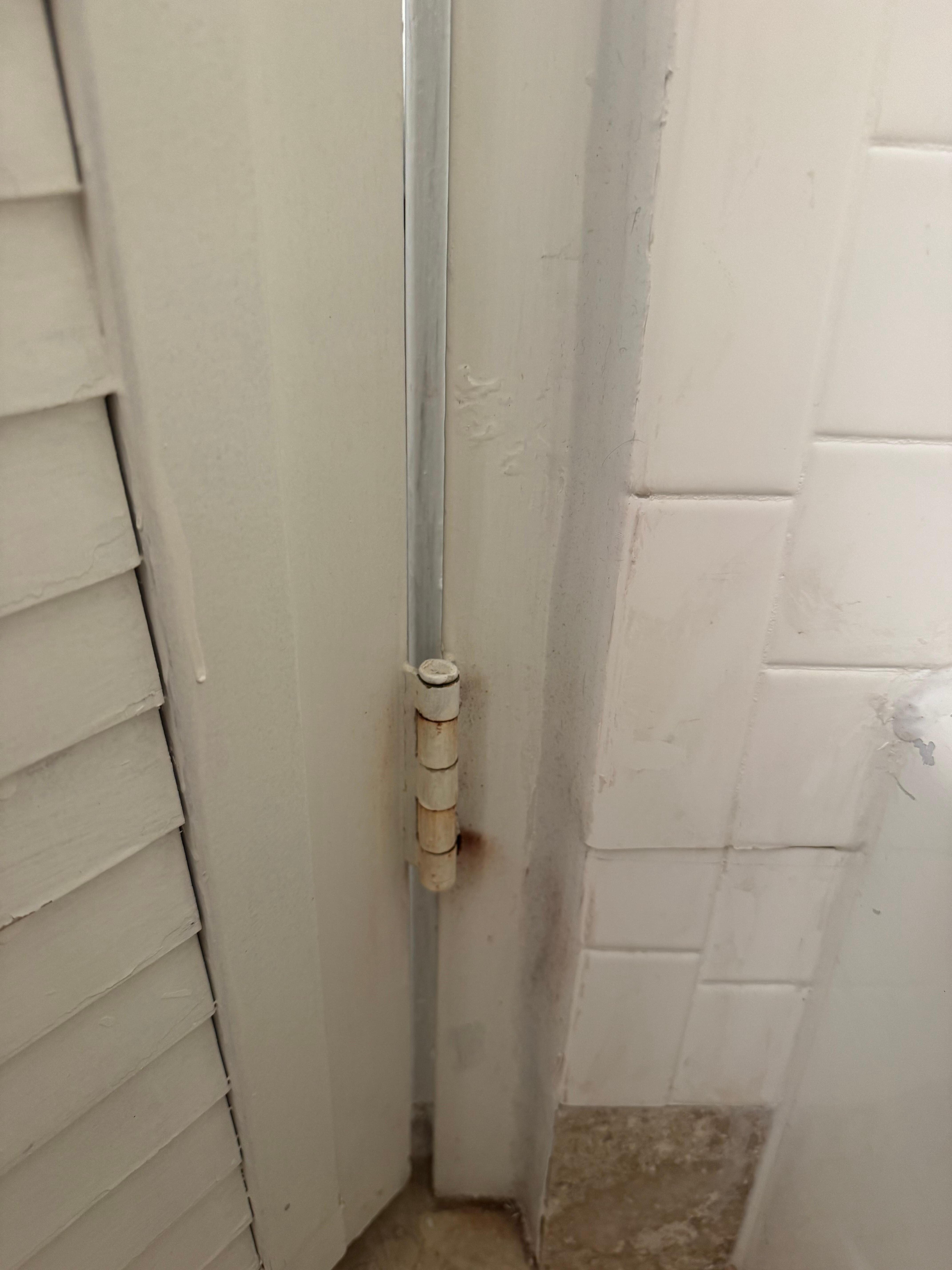 Dirty walls in bathtub 