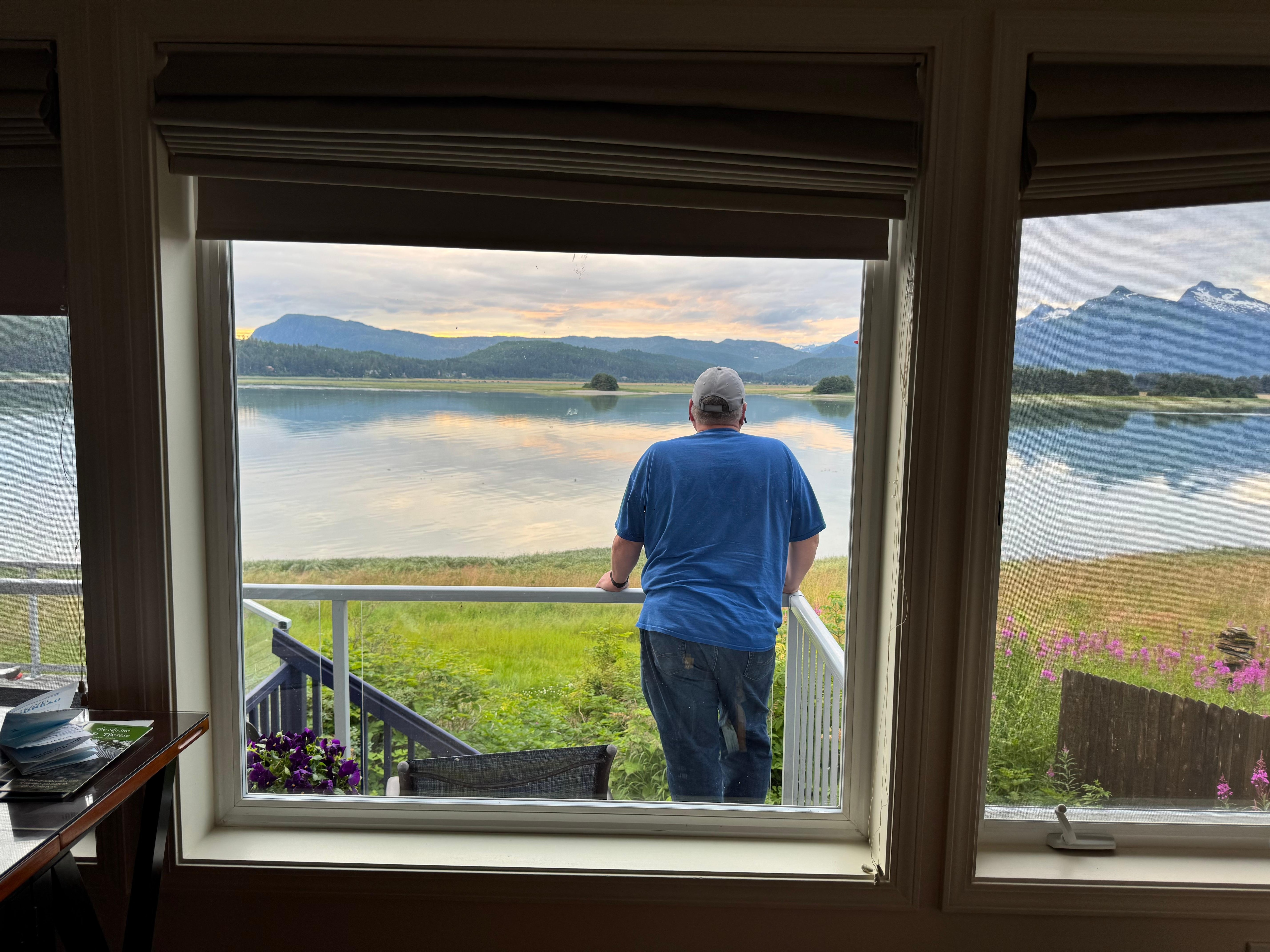 Big bay windows show all the views!