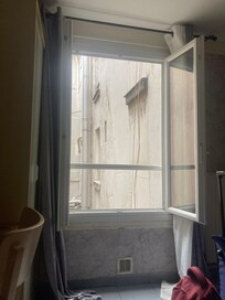 Schmutz und oder Schimmel in Fugen und Kanten, abgeblätterte Farbe