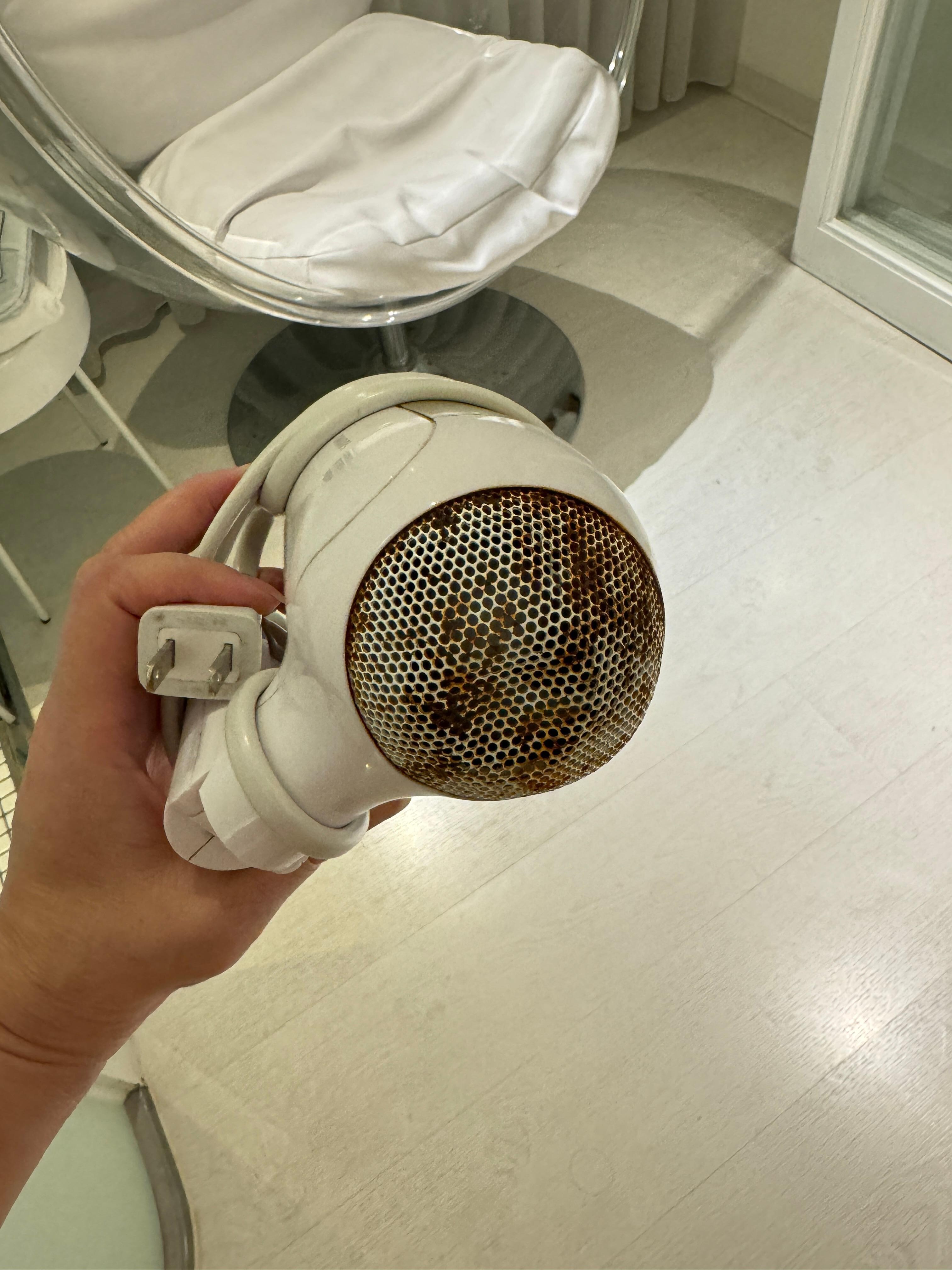 有些該汰舊換新時
是必要的會讓人感觀不好

衛浴非常小，化妝包都不知要放哪，覺得以五千多價位來說非常不值得

唯ㄧ只有個泡泡椅裝飾拍拍照還行