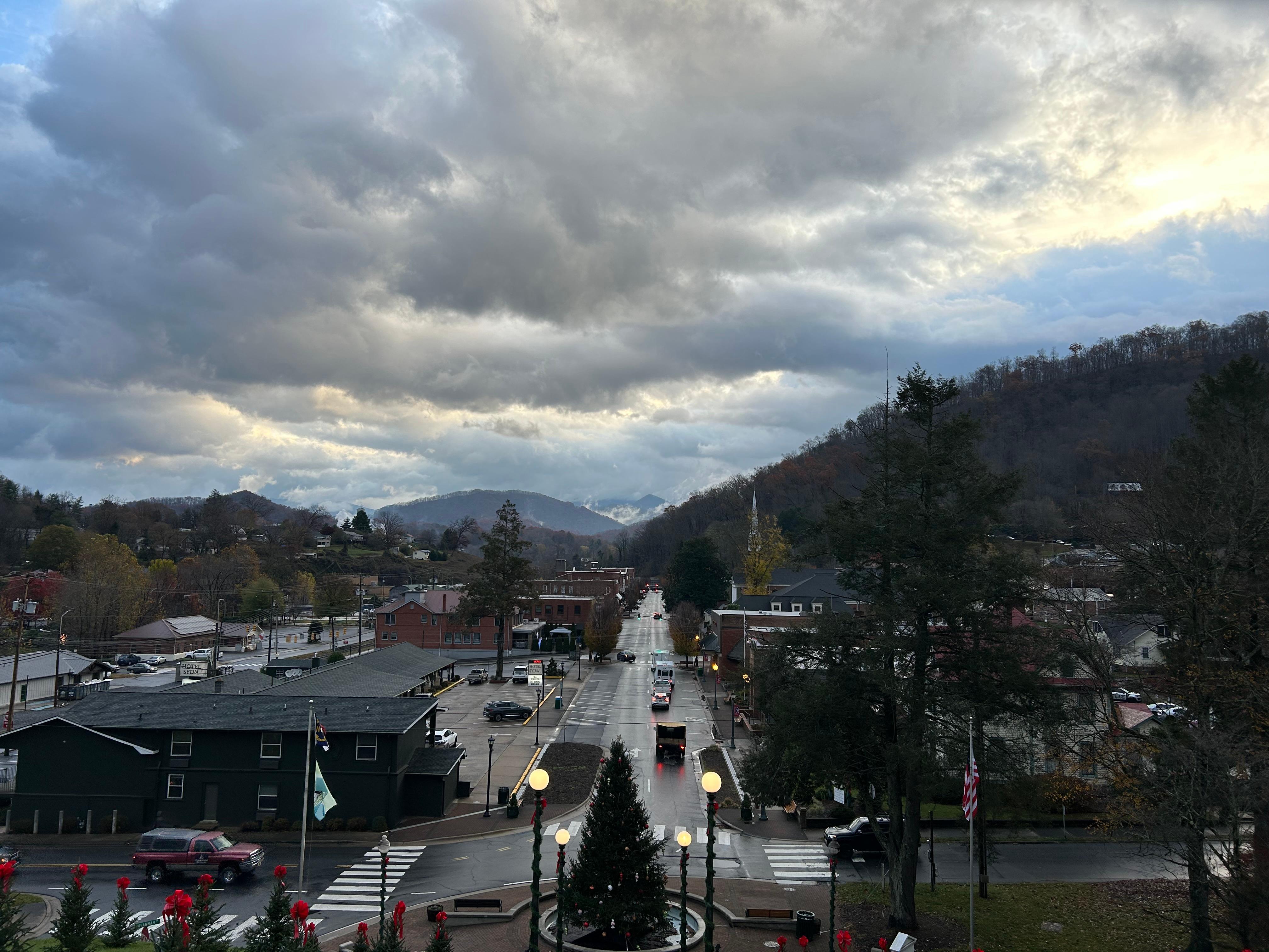 Hotel Sylva on left at foot of Jackson Cty Library