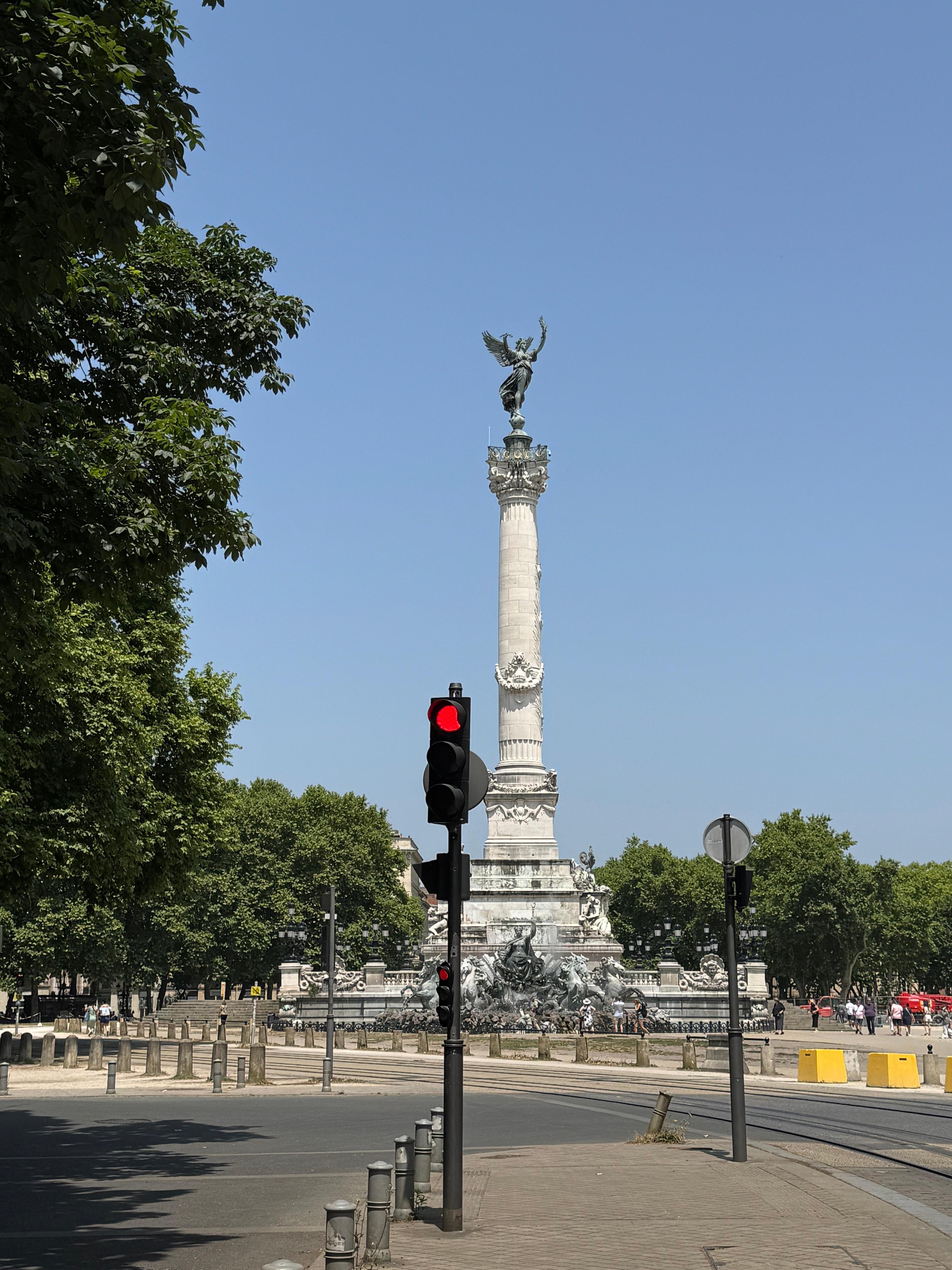 カンコンス広場のすぐ近くにありますバス停もトラムも交差するところです