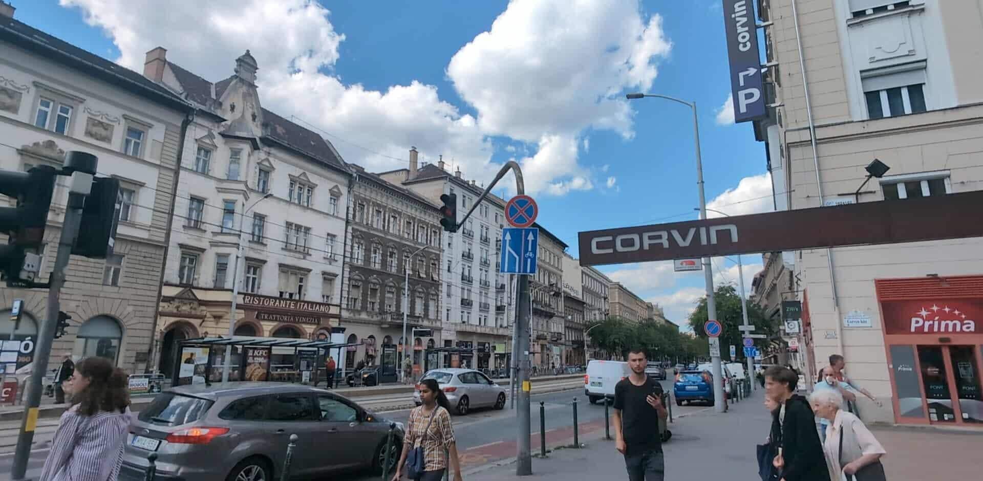 De la sortie du métro, à gauche l'arrêt tramway tout proche et juste en face, c'est la résidence