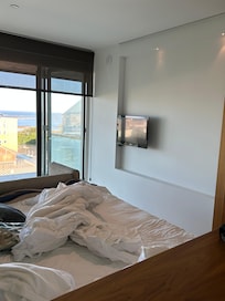 Værelset med det ene TV.