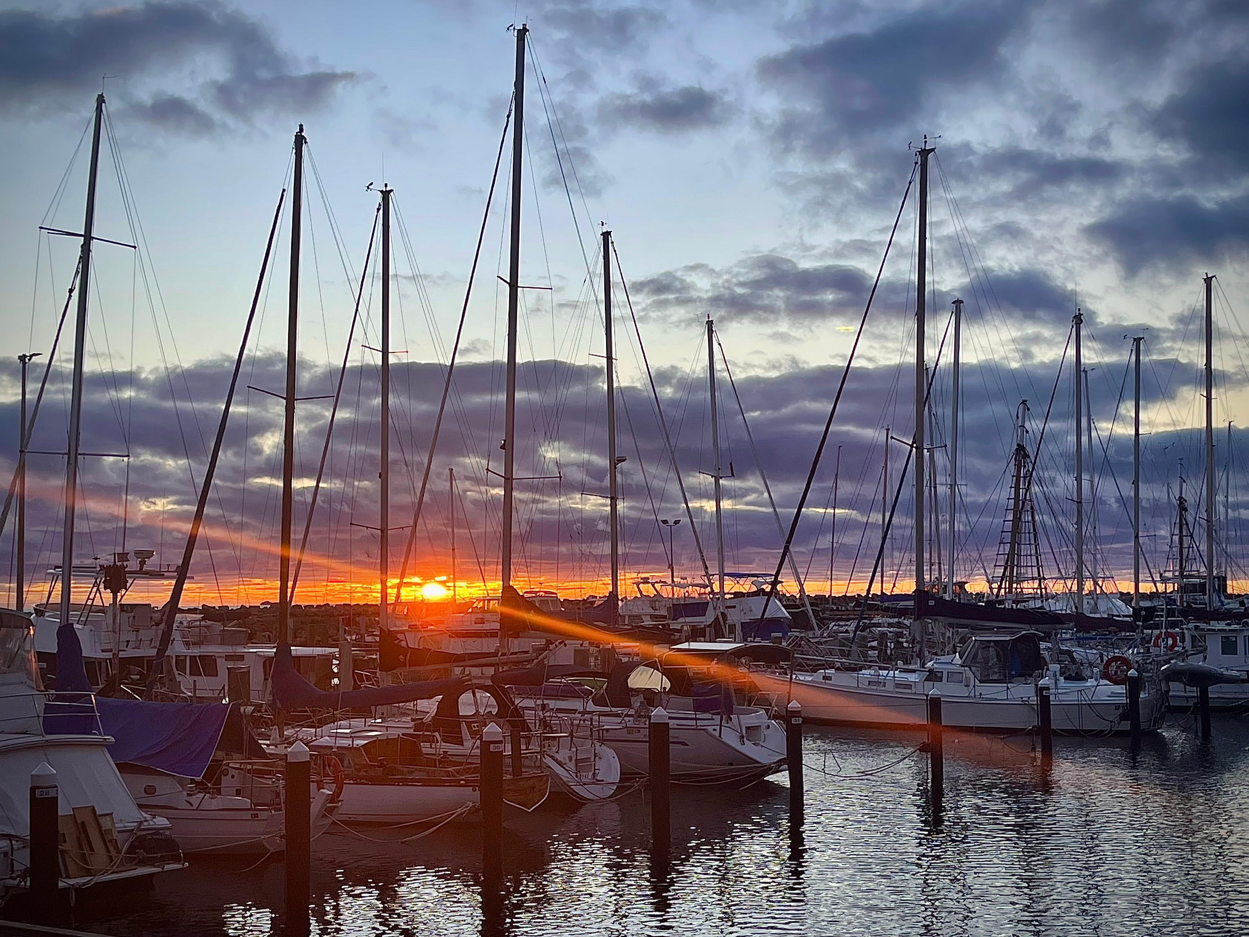 Prachtige zonsondergang op jachthaven vanuit appartement 
