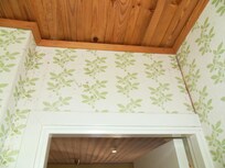 Decke über Badezimmertür mit Schimmel