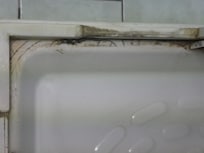 Tracce di muffa sul piatto della doccia in bagno