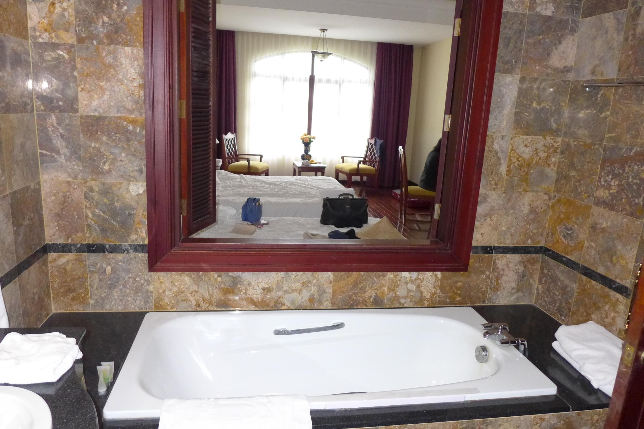 風呂場と部屋を繋ぐフランス窓を開けると開放的な気分が高まる