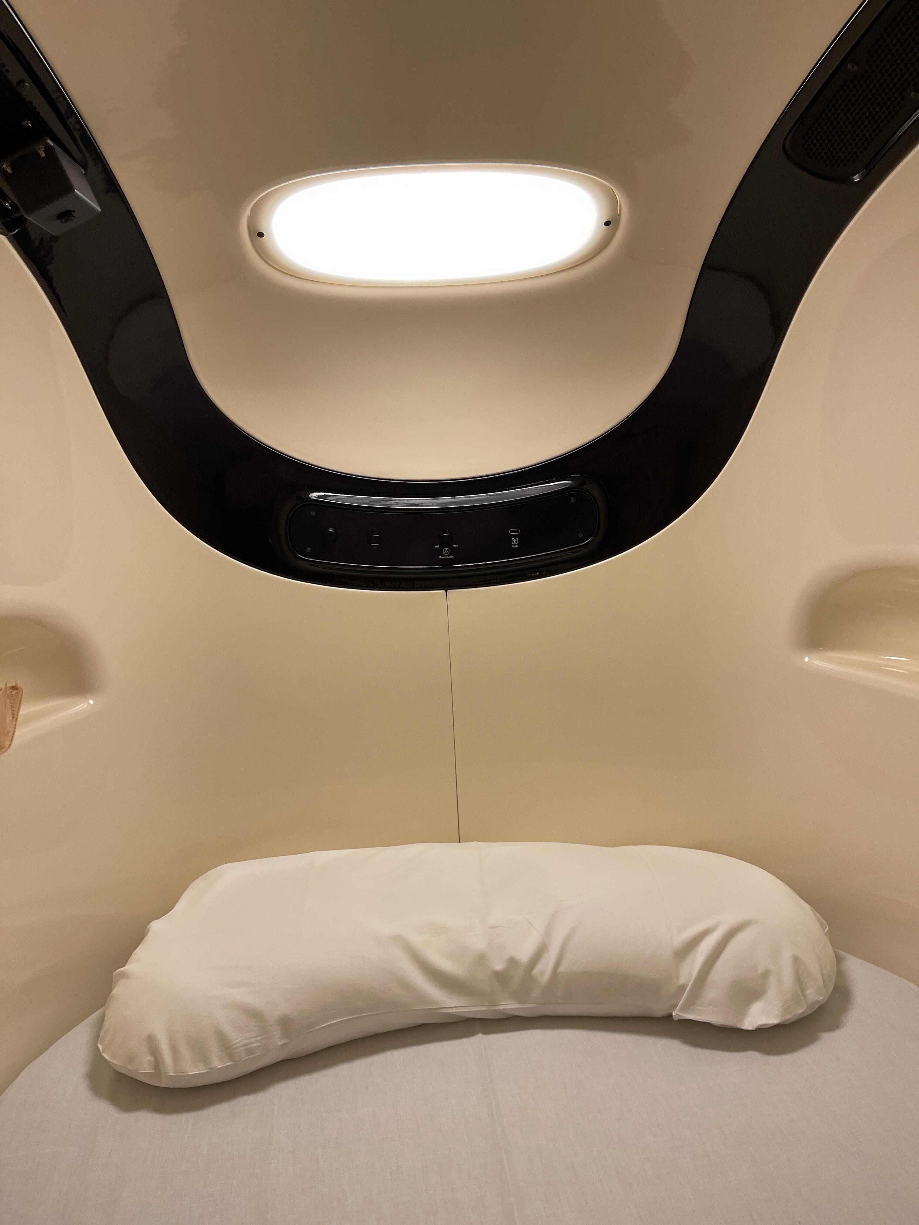 カプセル内。ジージー機械音がしてる。睡眠レポートの機械？