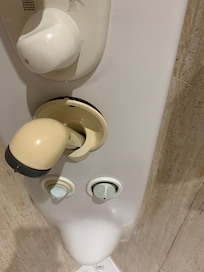 Casse niveau pommeau de douche