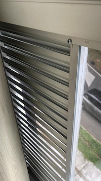 La ventana cuenta con una rejilla imposible de cerrar , entra todo el ruido de la calle noche y día.