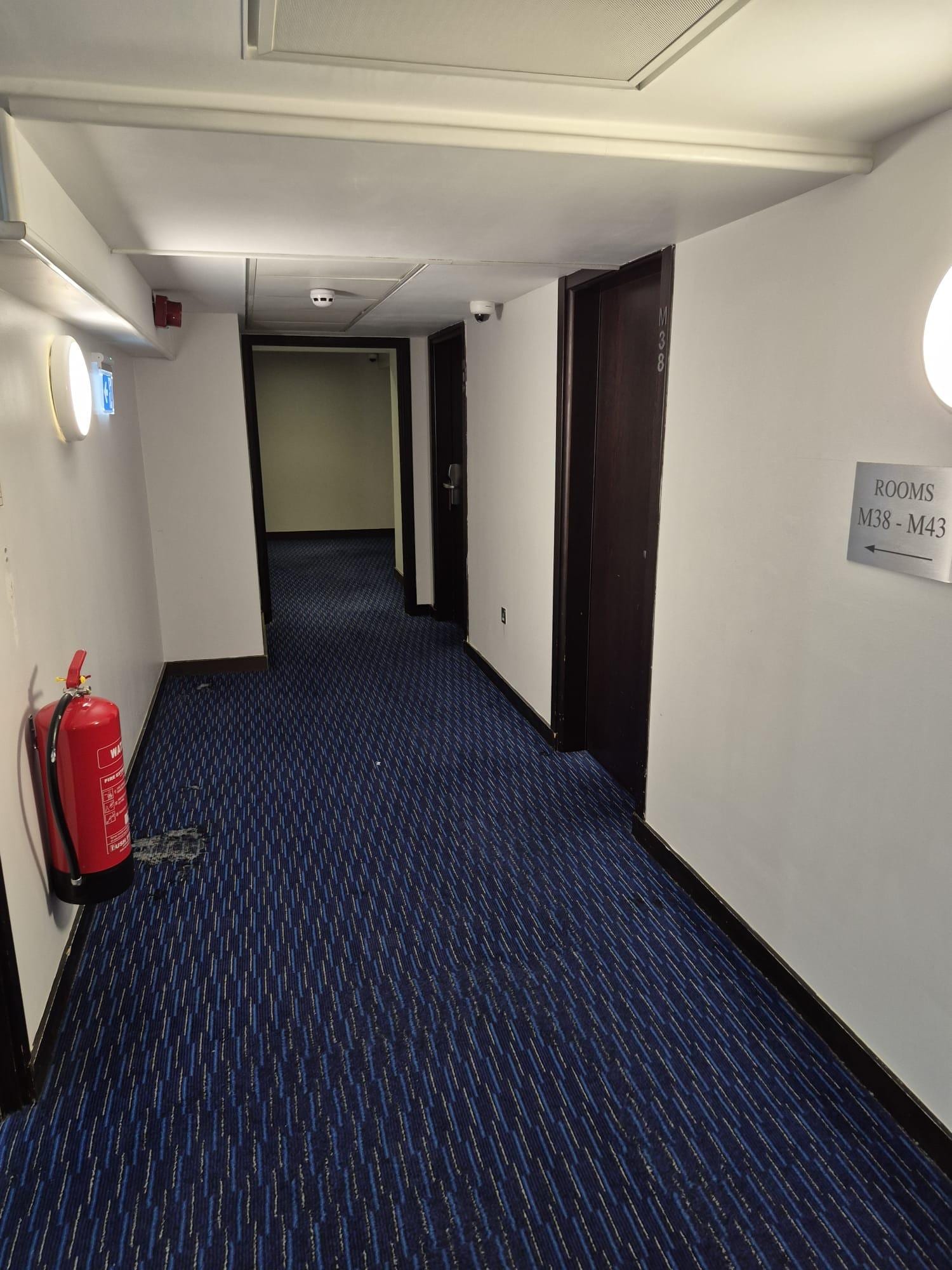 Yjis is yhr hallway where eorkmrm were walikng through 