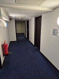 Yjis is yhr hallway where eorkmrm were walikng through