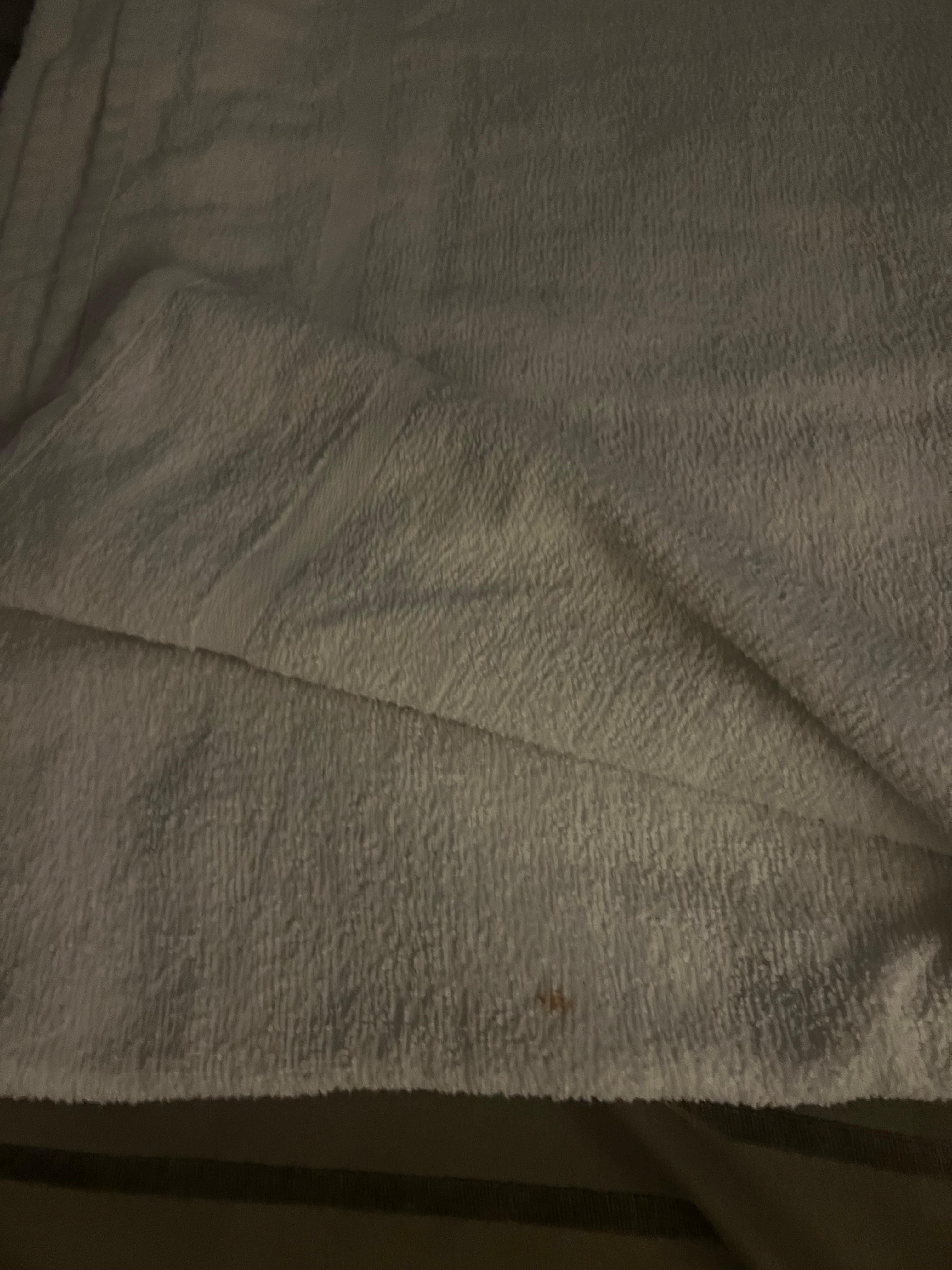 Beskidt sengetøj lmed pletter på 