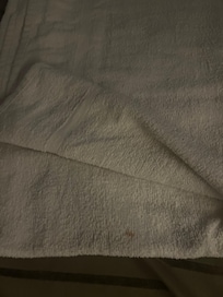 Beskidt sengetøj lmed pletter på