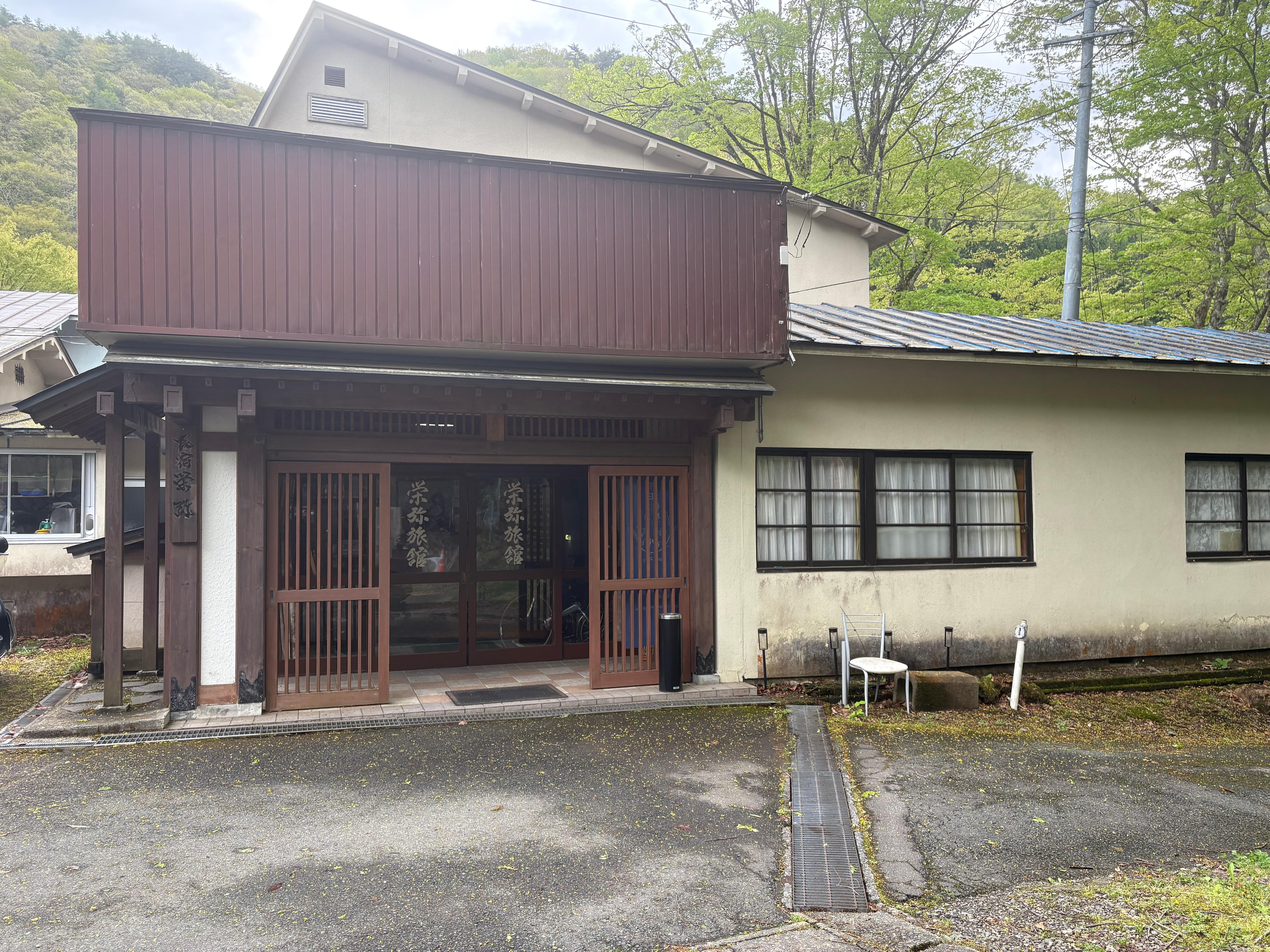 細い坂道の奥にあります、初見では気がつき難いです