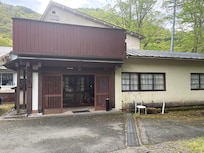 細い坂道の奥にあります、初見では気がつき難いです