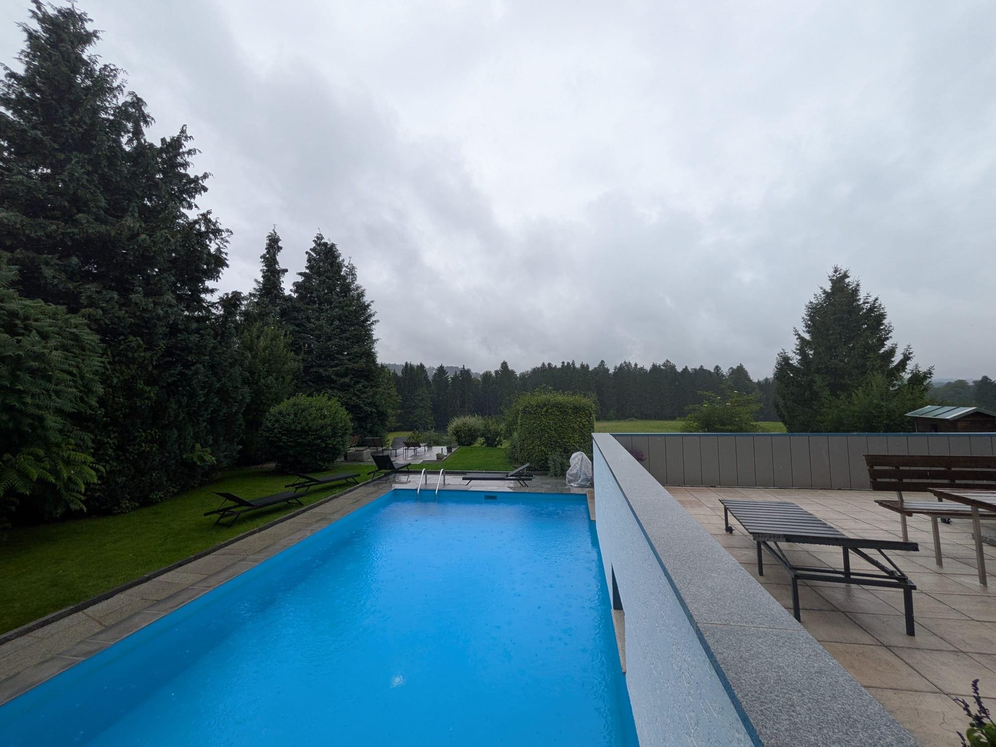 Pool mit Liegewiese .