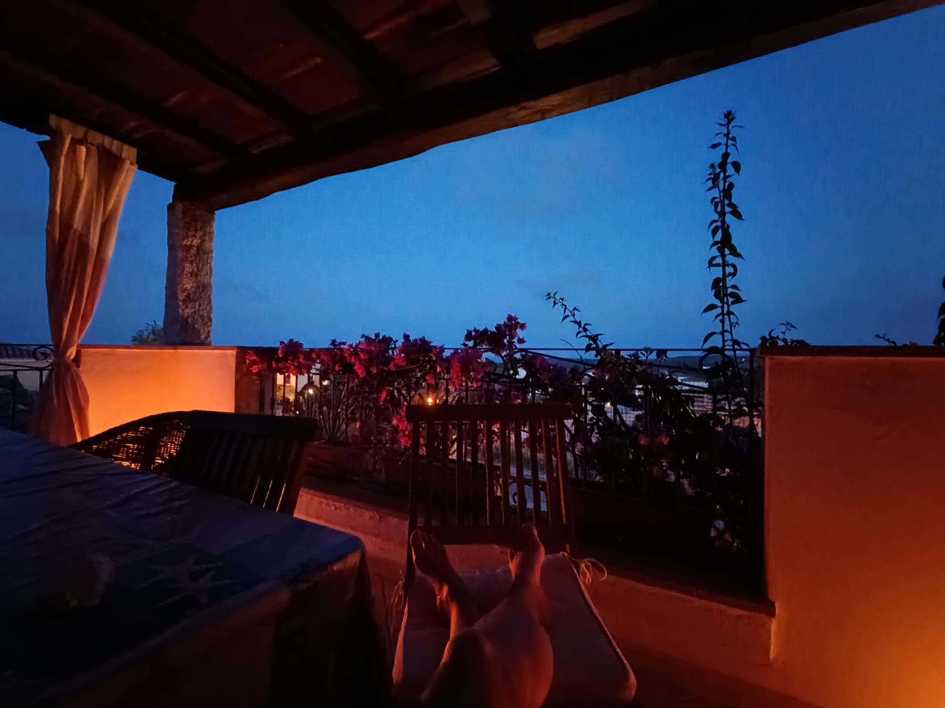 Balkon abends im Kerzenschein
