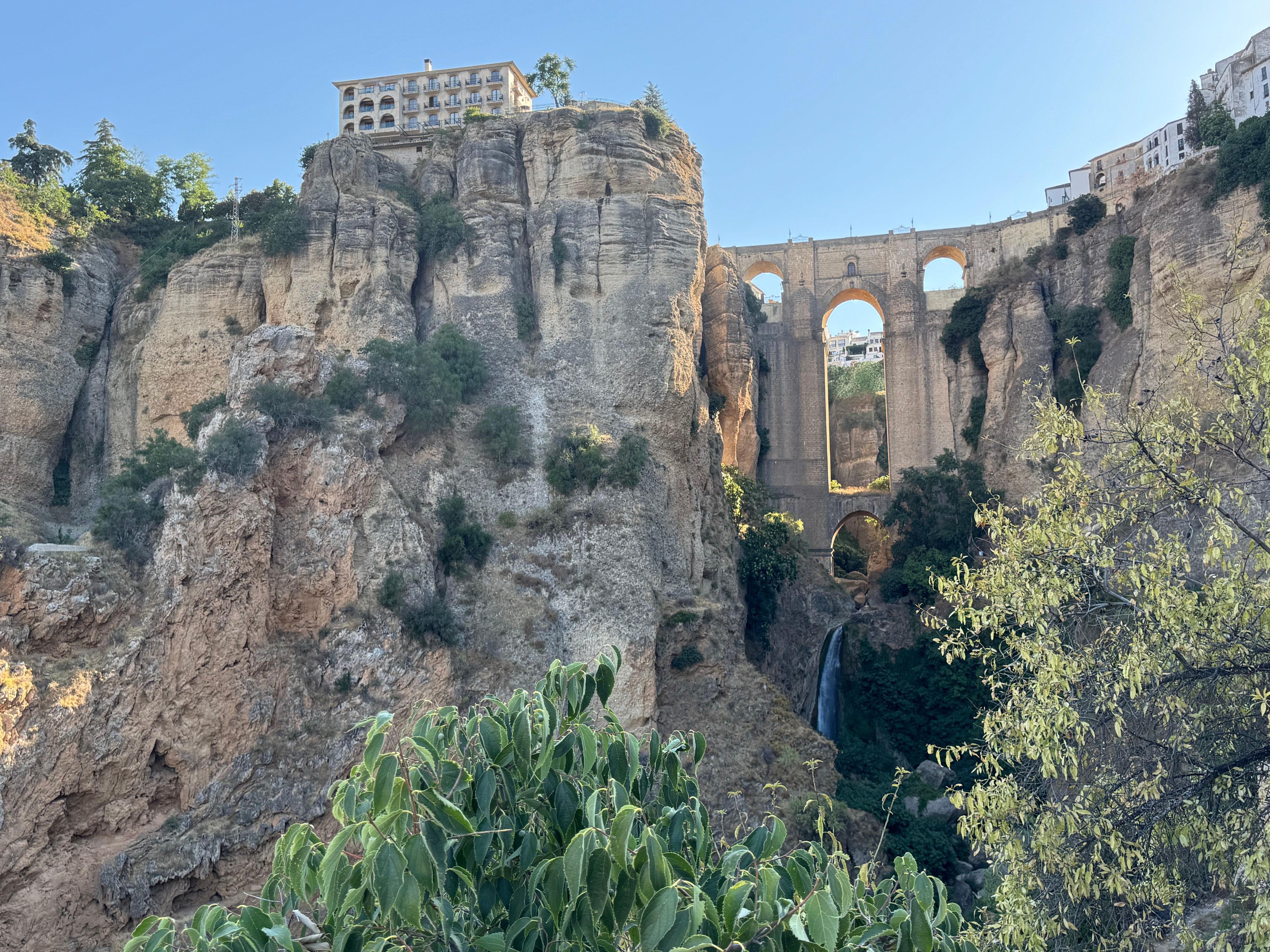 L’hôtel Parador de Ronda en haut à gauche 