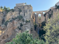 L’hôtel Parador de Ronda en haut à gauche