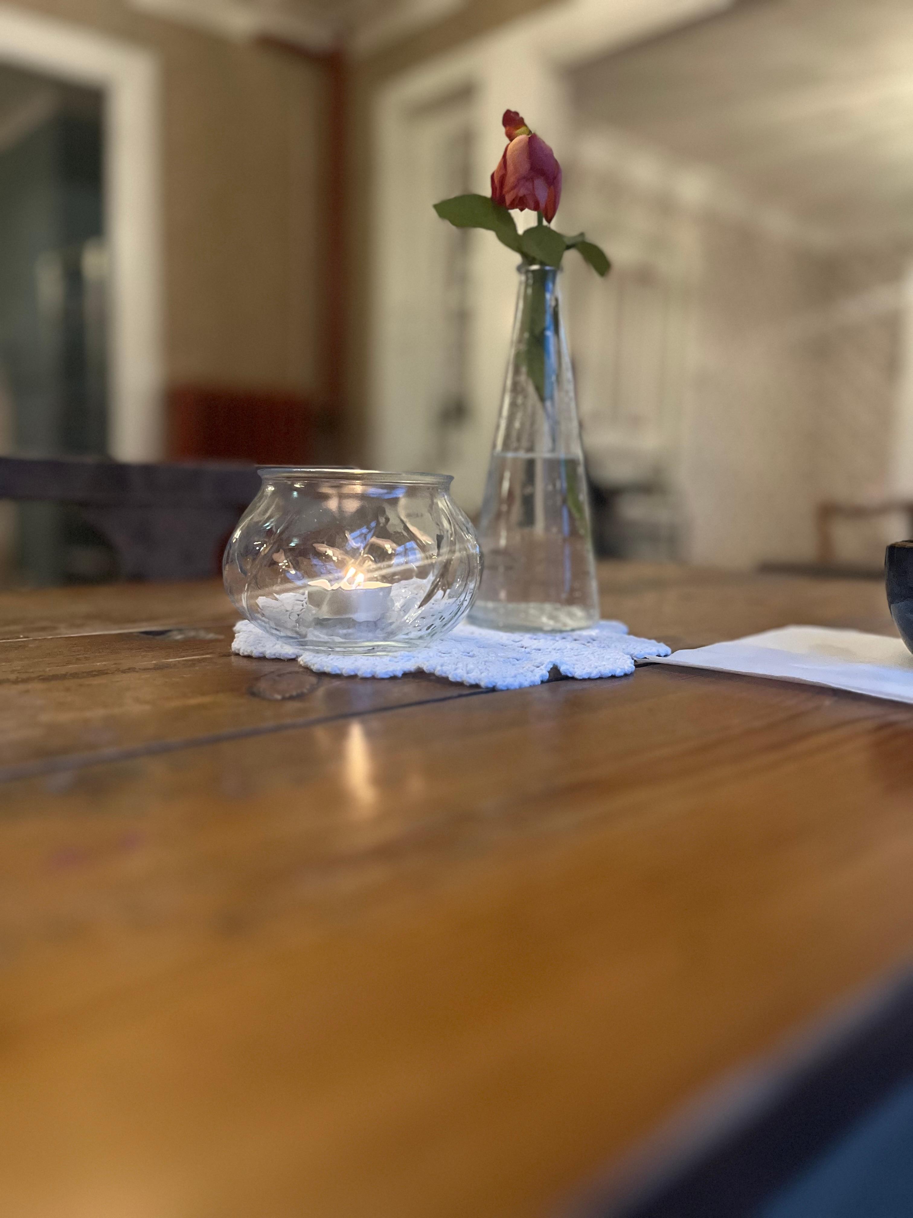 Mysigt vid frukost med tända lkis