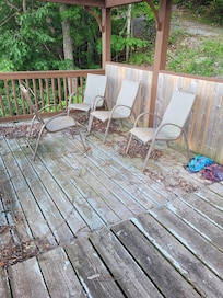 Wicker furniture and cushions featured on listing not in place - old clothes left behind