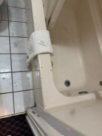 Stains on the tub and in the tub