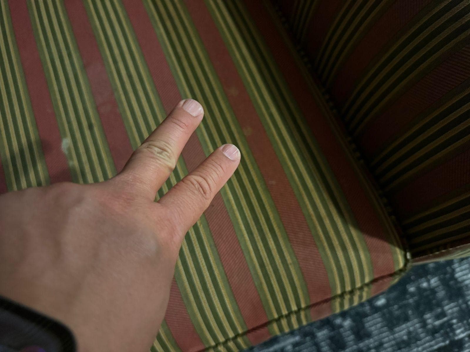 Sofá manchado y en mala condición 