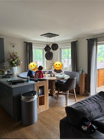 Rondzit aan/in de keuken.