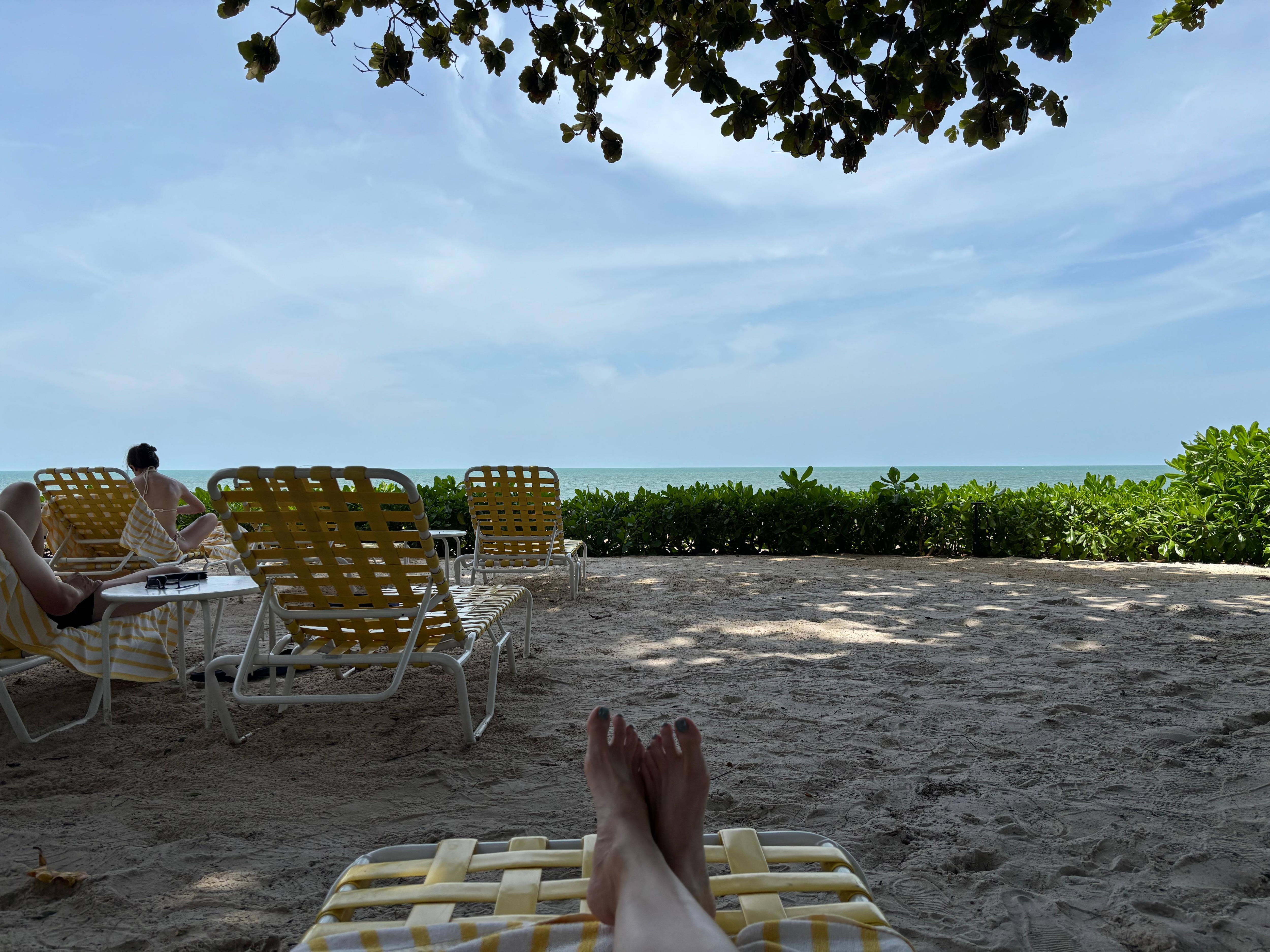 ที่นั่งชายหาดร่มรื่นตั้งแต่เช้า ชิลมากๆ