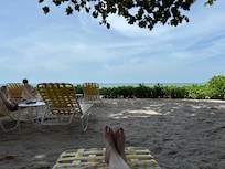 ที่นั่งชายหาดร่มรื่นตั้งแต่เช้า ชิลมากๆ