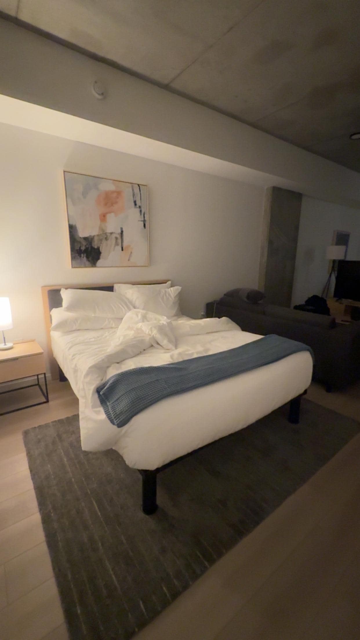 Queen bed, very comfortable and clean. 