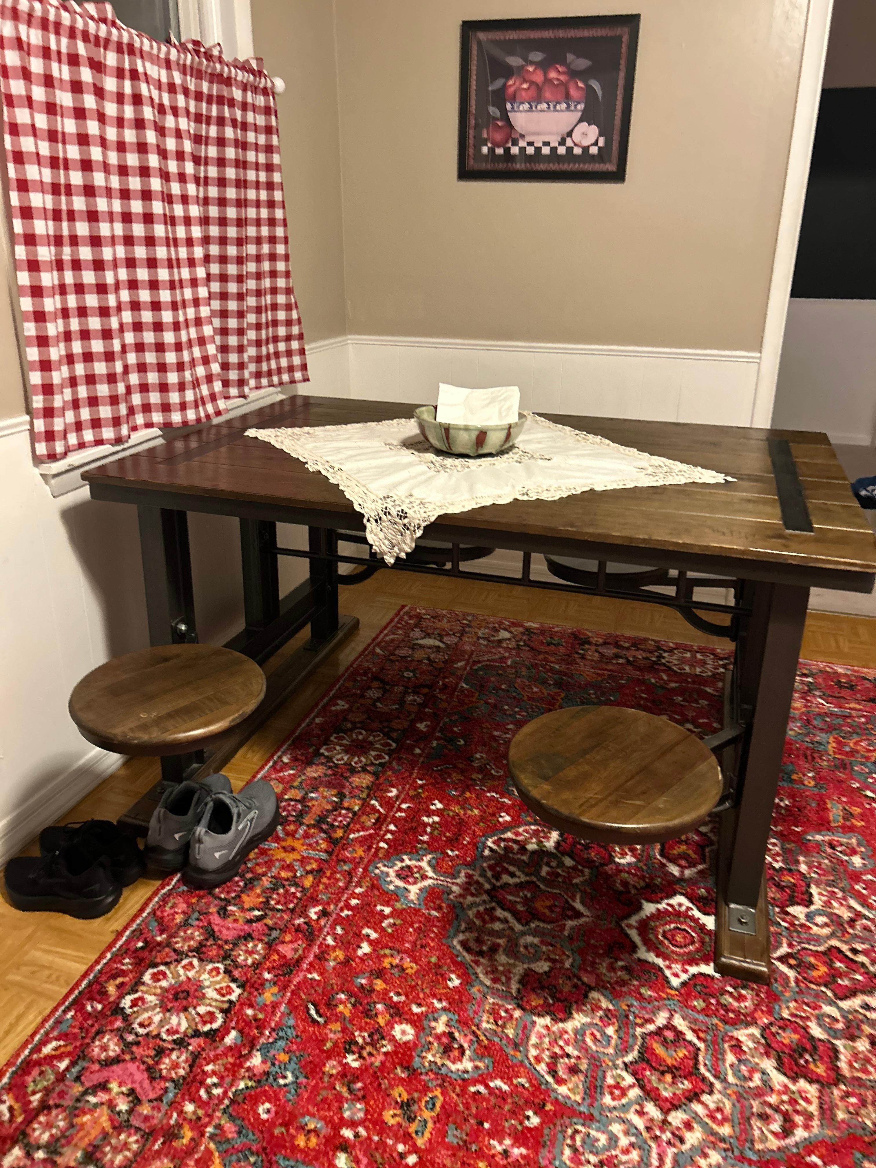 Kitchen table, so cool 