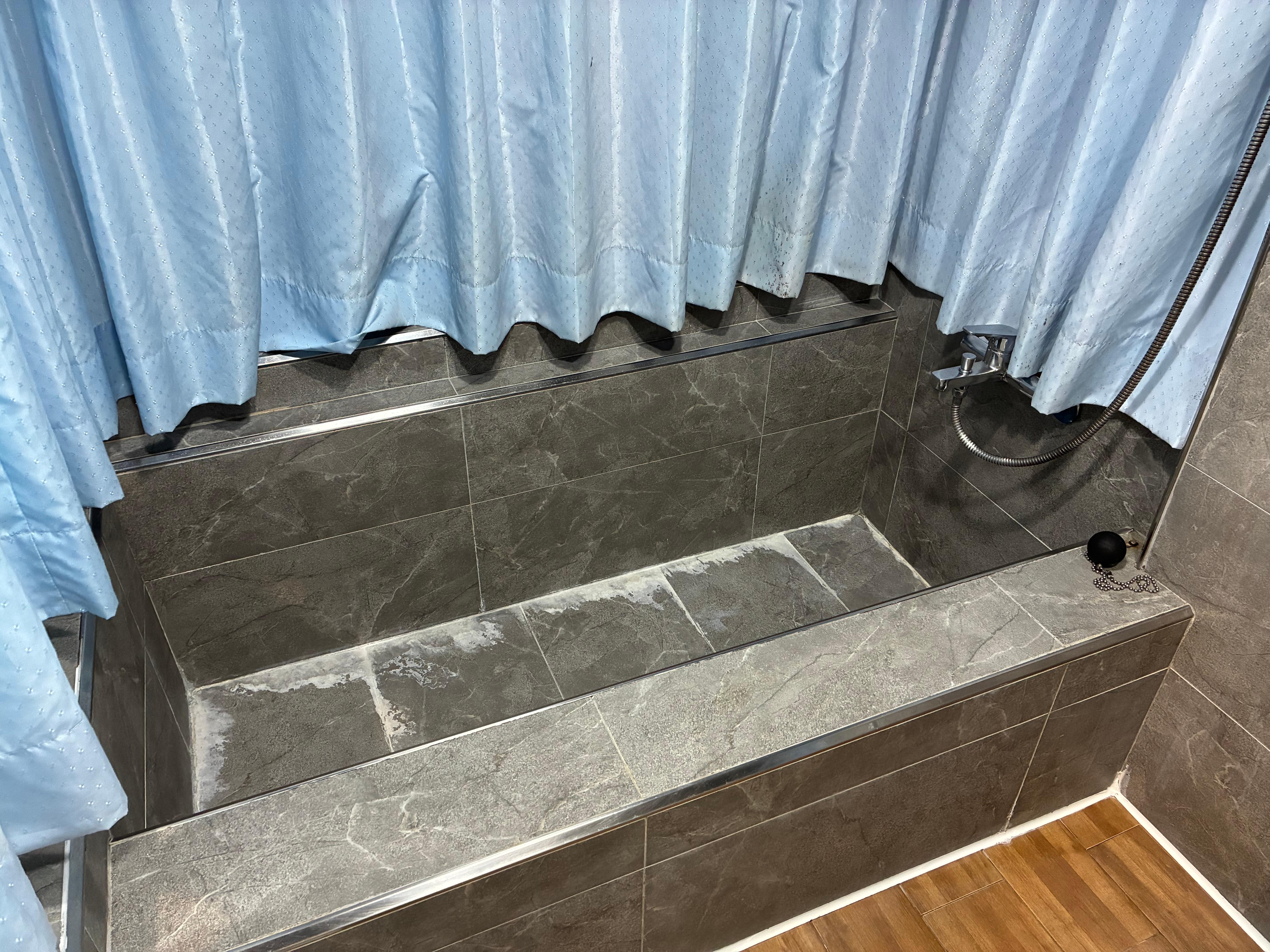 大きいバスタブ。清掃は写真の通り。湯ではなく水に近い