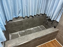 大きいバスタブ。清掃は写真の通り。湯ではなく水に近い