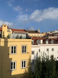 Vue de la cuisine et salle à dîner