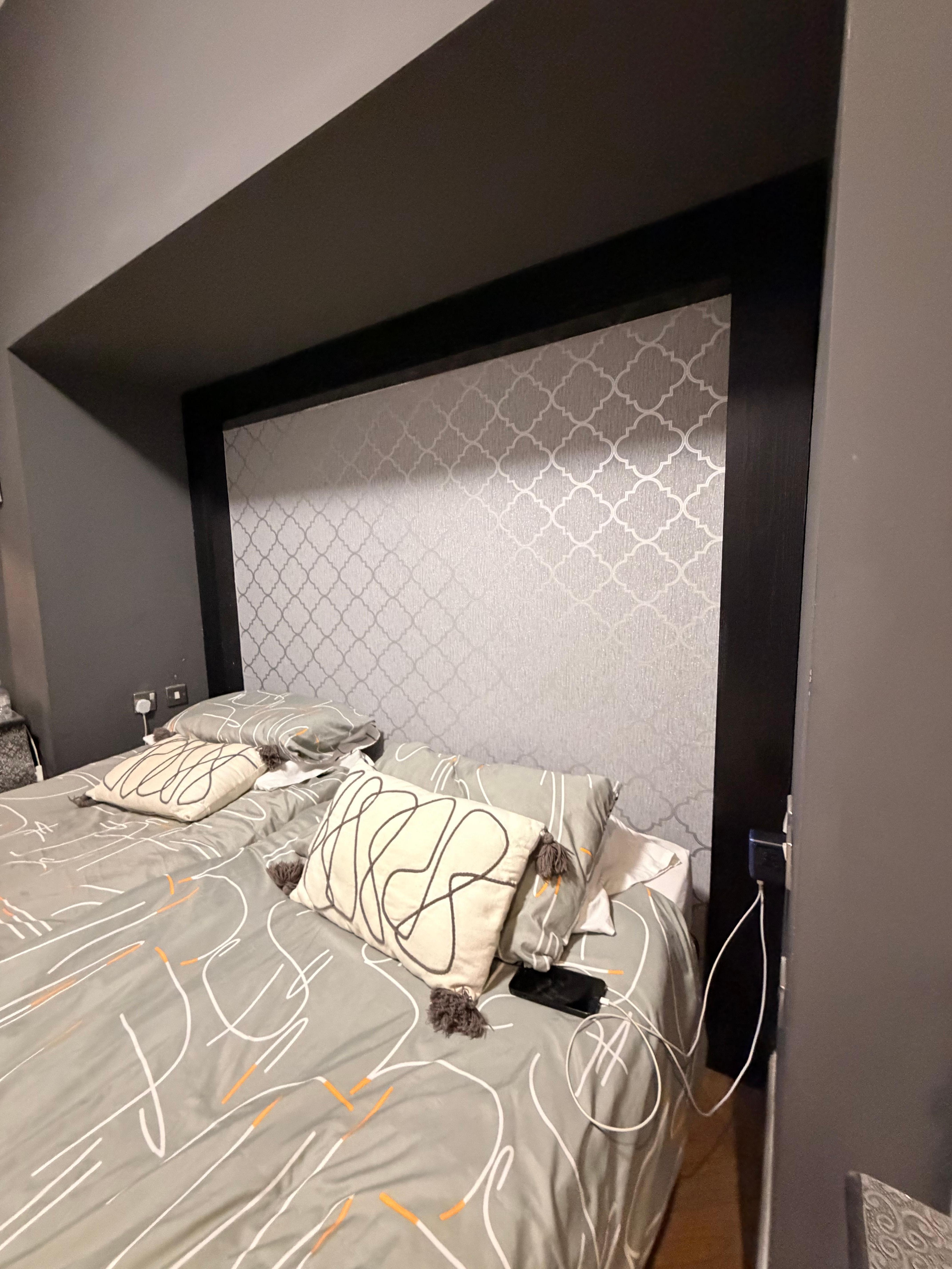 No extra lighting except the big light - the photos on the listing show down lights in this little crevice so maybe we just got the ‘bad’ version of this room? 