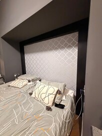 No extra lighting except the big light - the photos on the listing show down lights in this little crevice so maybe we just got the ‘bad’ version of this room?