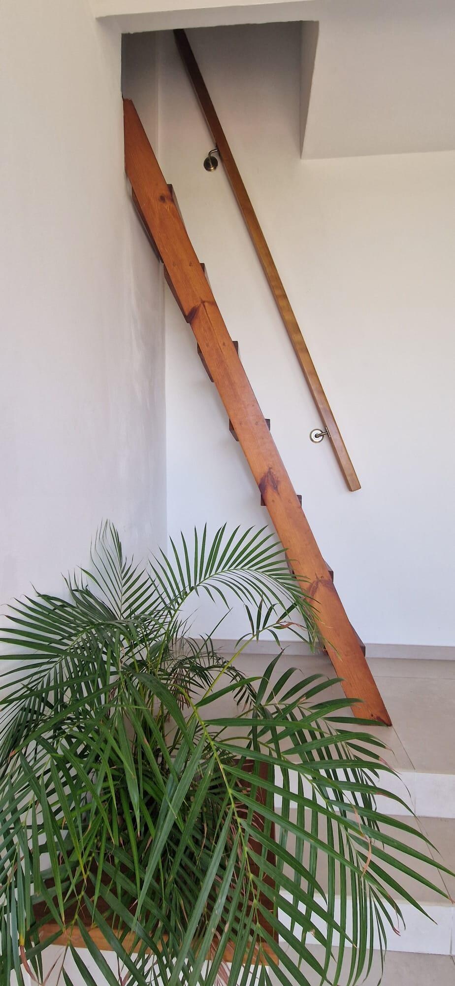 Escalera de acceso a la habitación de la buhardilla