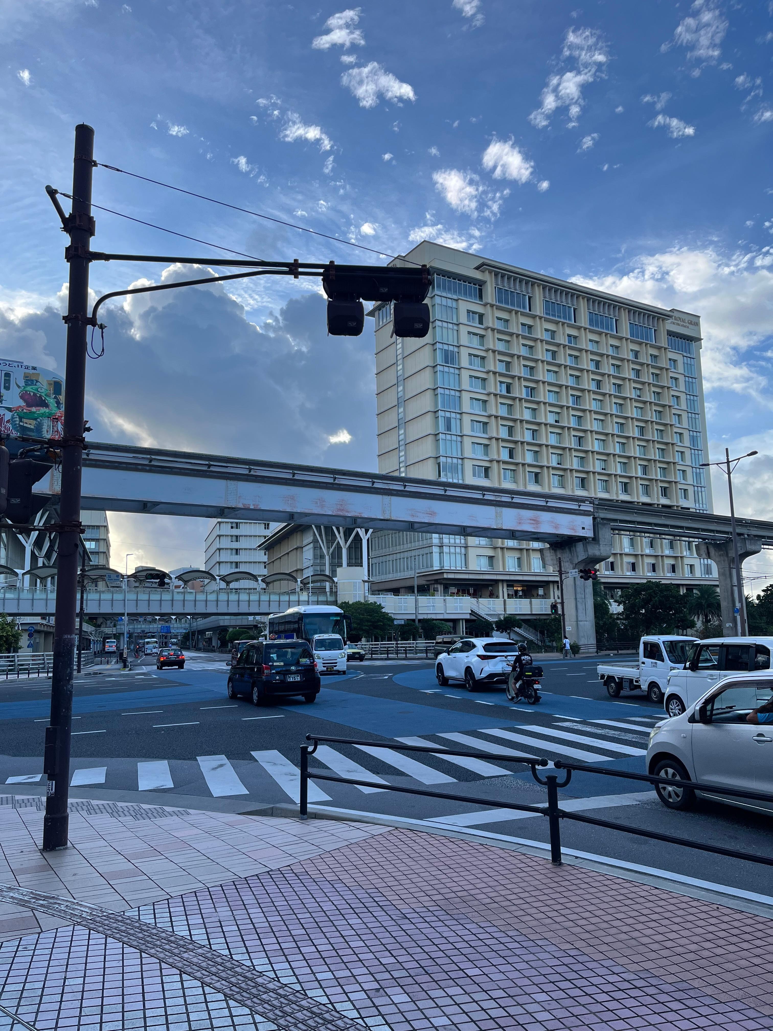 周辺に食事する場所は沢山あります。