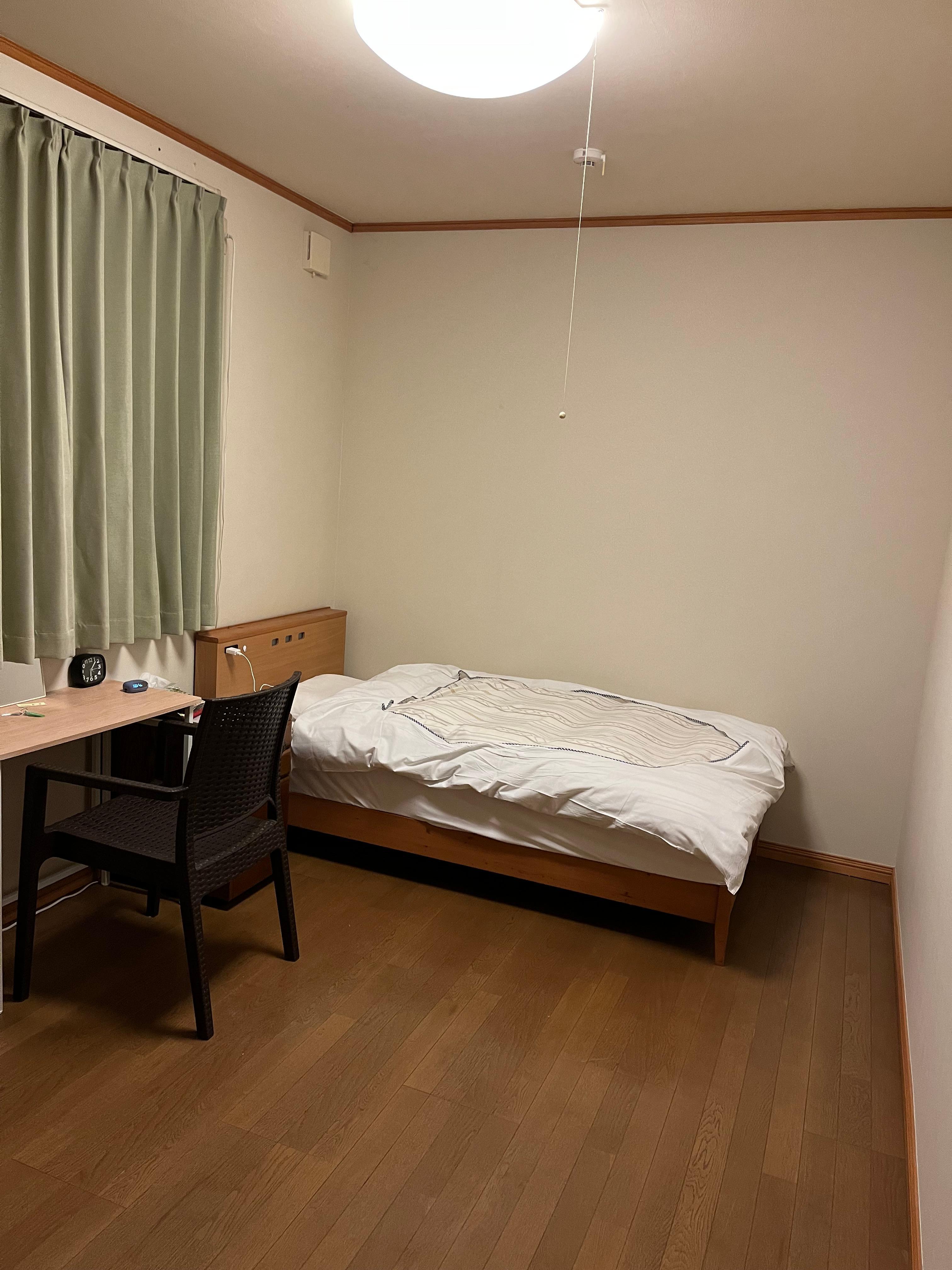 2階に部屋があり、トイレは共同。冷蔵庫やウォーターサーバーがありお湯もある。