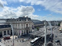 Em frente à estação de trem!