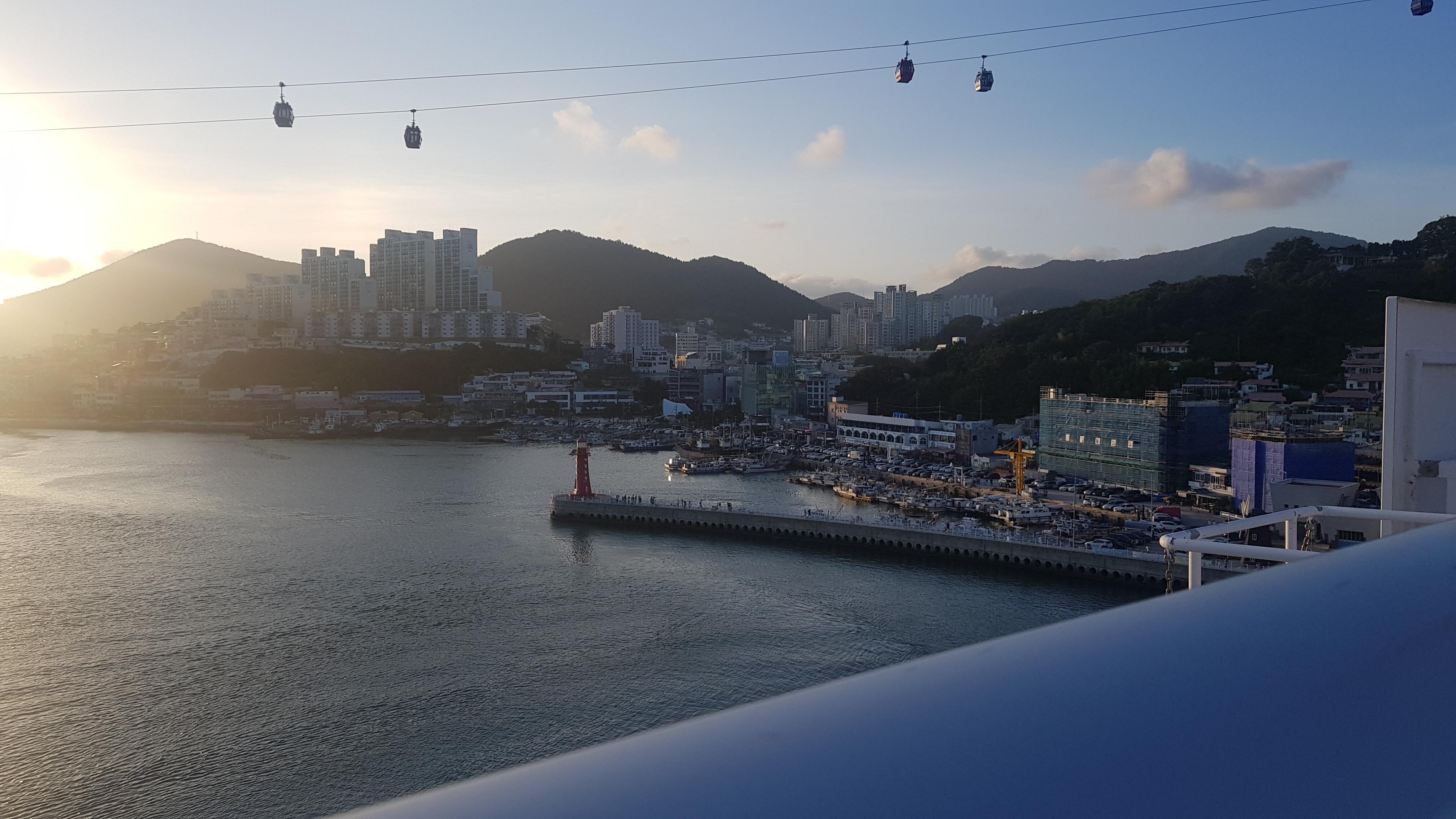 펜션 인근 다리를 건너다보니 
낭만포차거리가 있는 항구의 전경이 보이네요. 