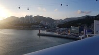 펜션 인근 다리를 건너다보니
낭만포차거리가 있는 항구의 전경이 보이네요.